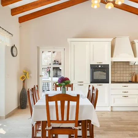 By Interhome Vošteni