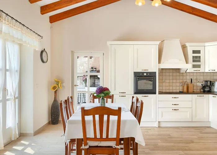 By Interhome Vosteni